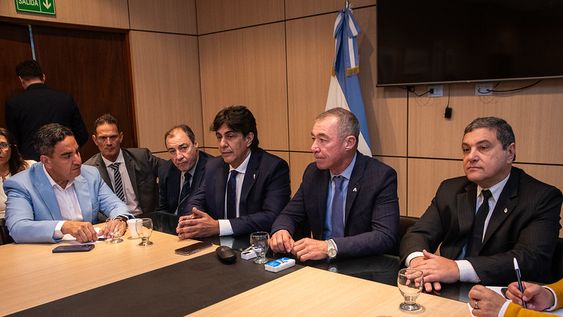 tras la exposicion de gutierrez, el oficialismo ratifico su apoyo a los creditos y el pj mantuvo sus dudas: permitira a san juan avanzar, dijo usin