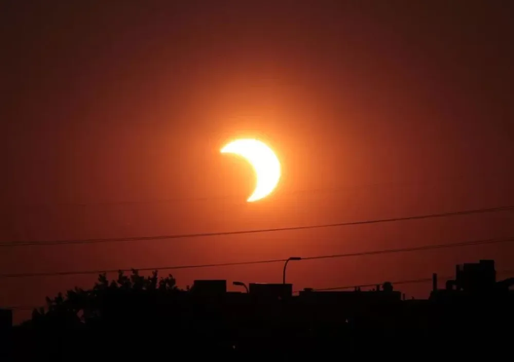 Esta tarde se producirá el eclipse parcial de Sol: dónde y cómo observarlo