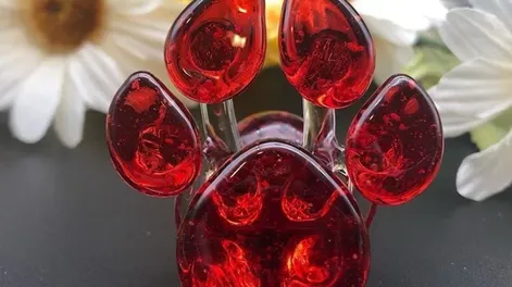 Convierten las cenizas de mascotas en piezas artísticas de vidrio