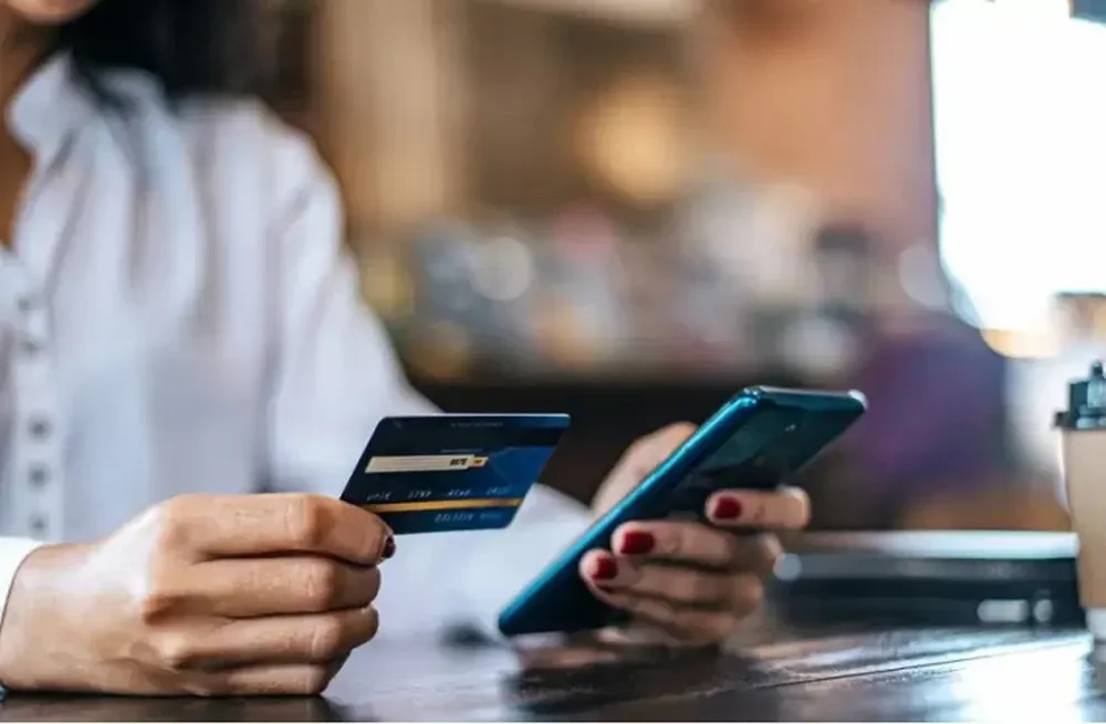 ATENCIÓN. Por home banking o vía electrónica la compra de dólares es sin límite. En efectivo sólo se pueden comprar 100 dólares por mes calendario.