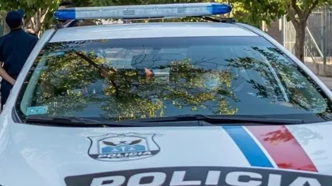 Viajaba con sus amigos, perdió el control y se estrelló contra un árbol