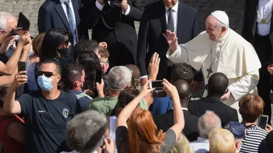 Francisco volvió a las audiencias generales: sin tapaboca y ante 500 fieles amontonados