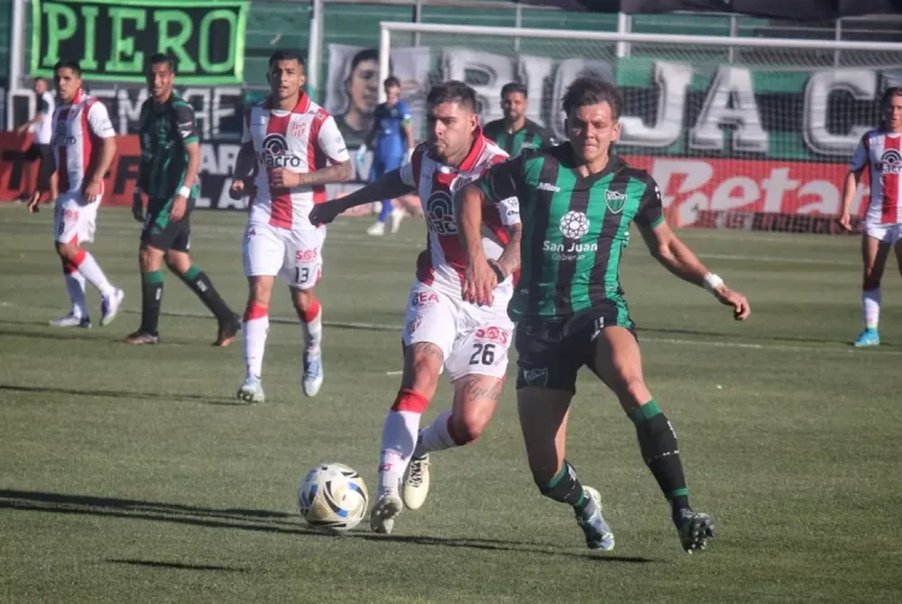 Intento. Ignacio Maestro Puch busca el ataque. San Martín no pudo encontrarle la vuelta a Instituto.