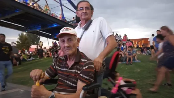 Tiene 87 años y no deja de seguir la Vuelta ni en silla de ruedas