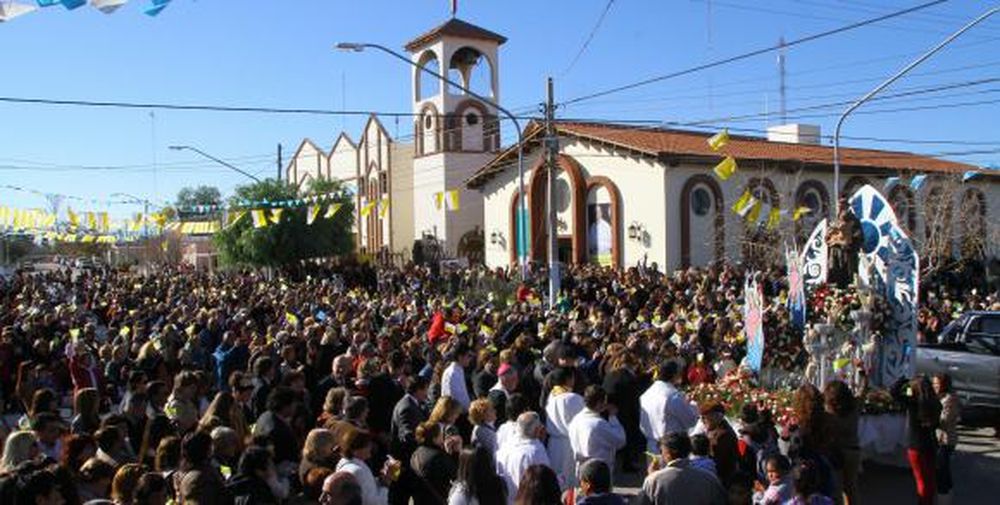 San Antonio desfiló con siete cuadras de fieles