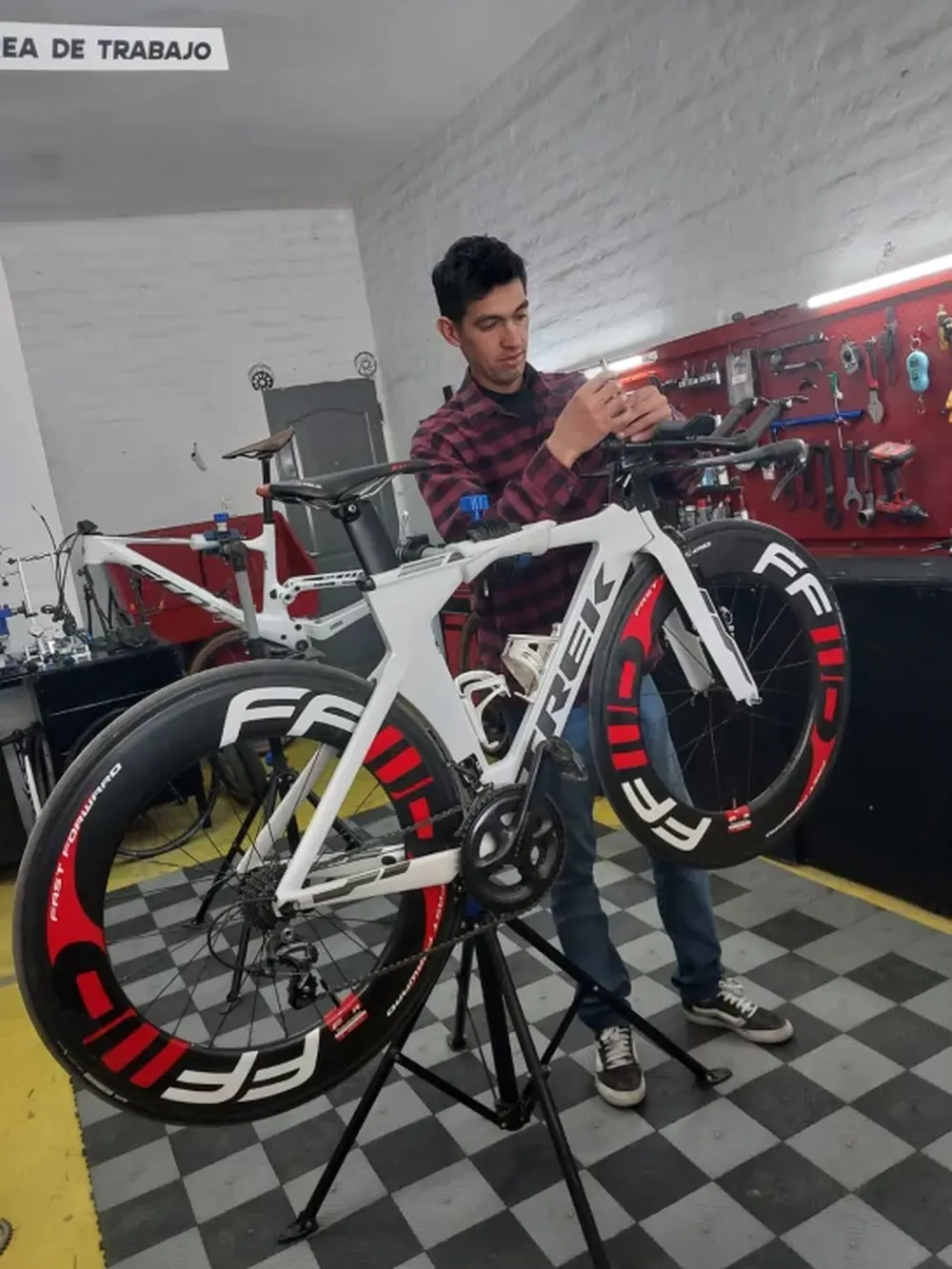 Mecánico. En su Bike Racing, Matías aplica todo lo que aprendió en su carrera para que disfruten los que pedalean.