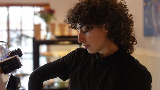 la sanjuanina que va por la tri: la bicampeona barista barby rosselot y una tercera competencia con otra mirada