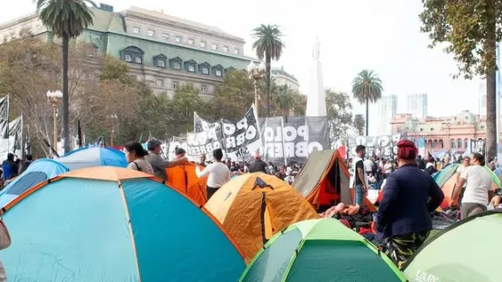 Piqueteros instalaron en Plaza de Mayo sus carpas: cortes y caos