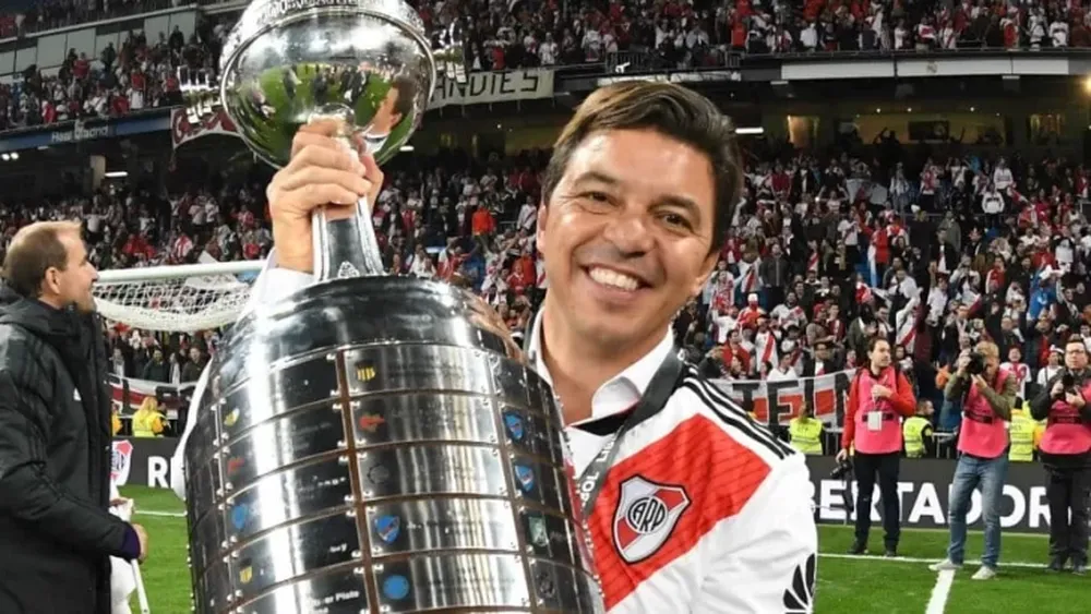 Gallardo prometió y cumplió: sacó el micrófono antes del Boca-River