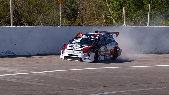 Golpe. El Corolla Cross de Henry ya se golpeó contra el muro y tendrá consecuencias. Los daños no permitieron clasificar y este domingo largaría desde el último lugar de la grilla.