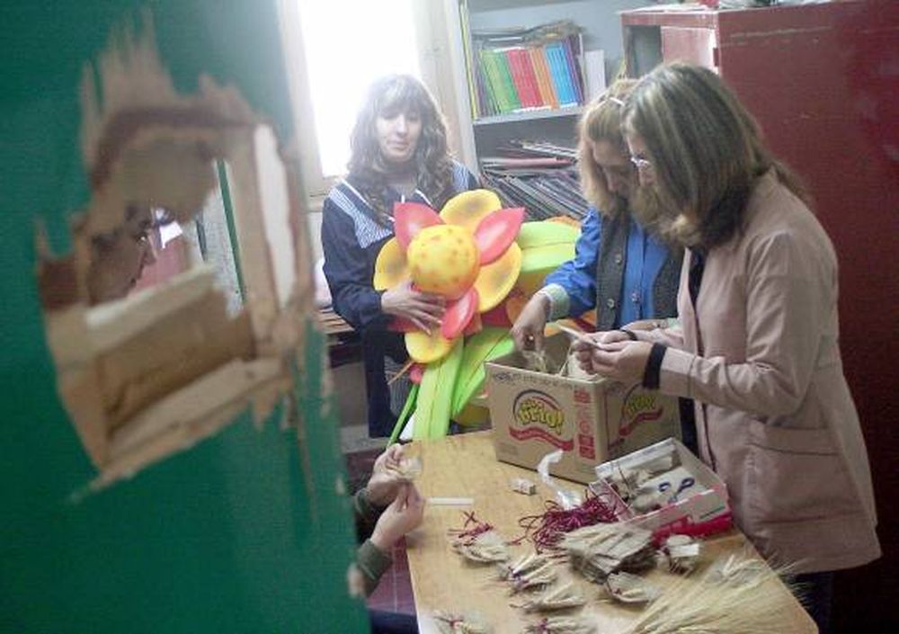 Una escuela que festeja en medio del vandalismo