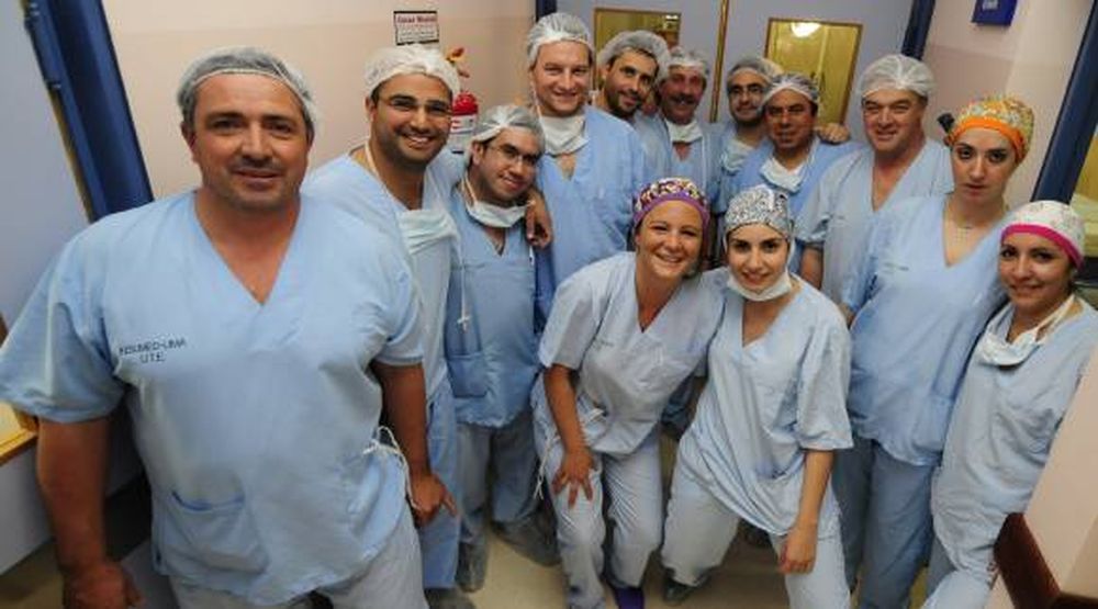 Los médicos que viajan para aliviar a la gente