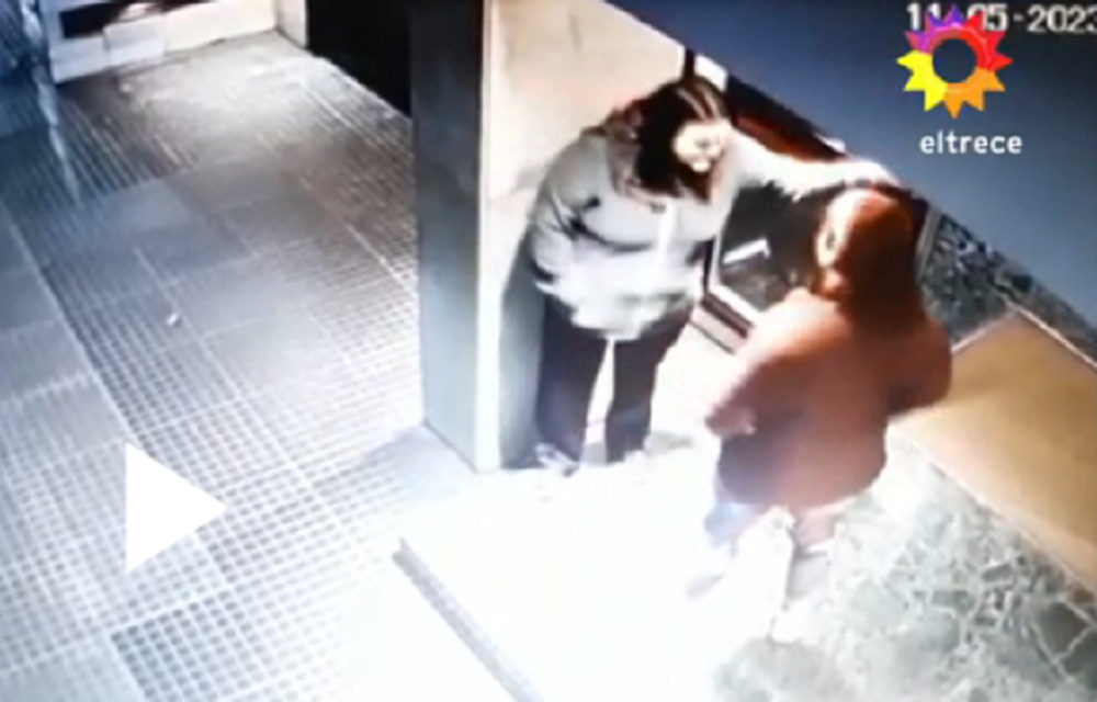 Brutal: la esposa de un diplomático desmayó de un golpe de puño a la encargada de un edificio