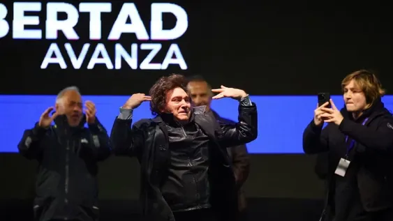 Milei, en el búnker de La Libertad Avanza en La Plata para recibir los resultados