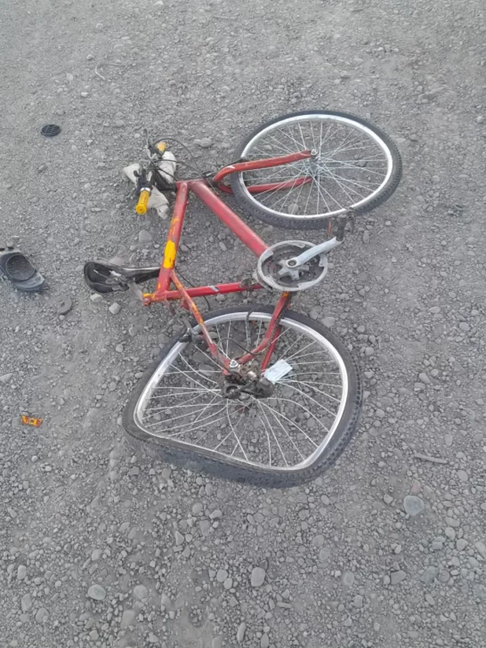 Iba a trabajar a un horno de ladrillos, una camioneta lo chocó y se dio a la fuga