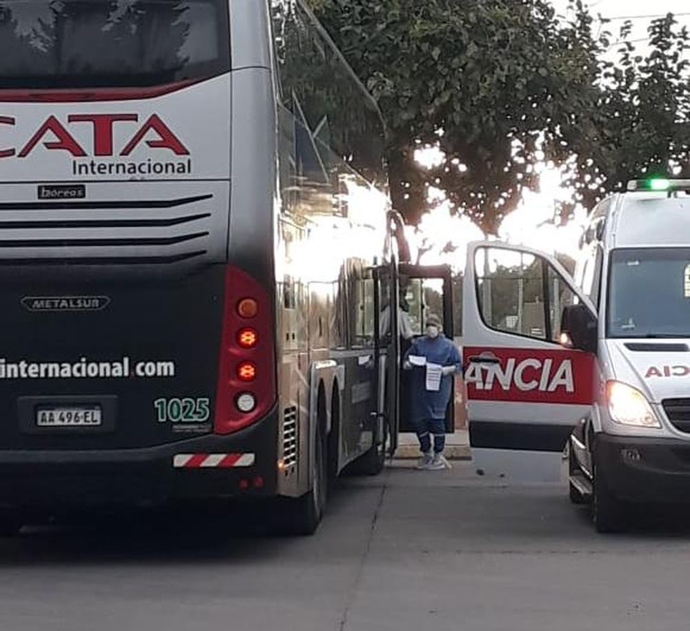 Llegó un colectivo de Chile a la terminal de ómnibus: dos pasajeros presentarían síntomas