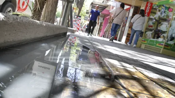 La vereda de Laprida aún está con líquido cloacal