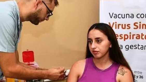 Ya vacunaron a 200 embarazadas por la bronquiolitis en bebés