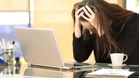 Byung Chul Han, autor de títulos fundamentales como La sociedad del cansancio e Infocracia, nos ofrece una brújula para nuestros días al analizar las profundas heridas contemporáneas: la saturación digital, el individualismo, y la palpable pérdida de sentido