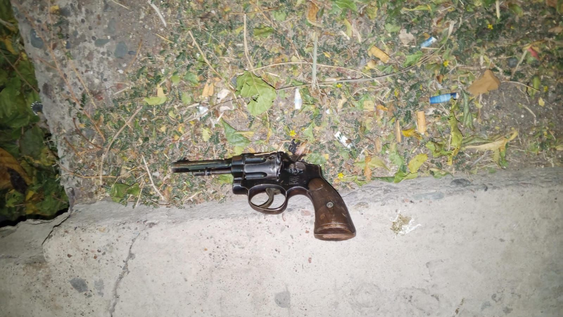 fue a un bar en chimbas, se nego a pagar la cuenta, mostro un revolver y termino tras las rejas