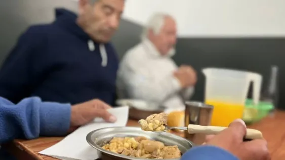 Por el frío, más personas se alojan en los refugios estatales y llegan a casi 80