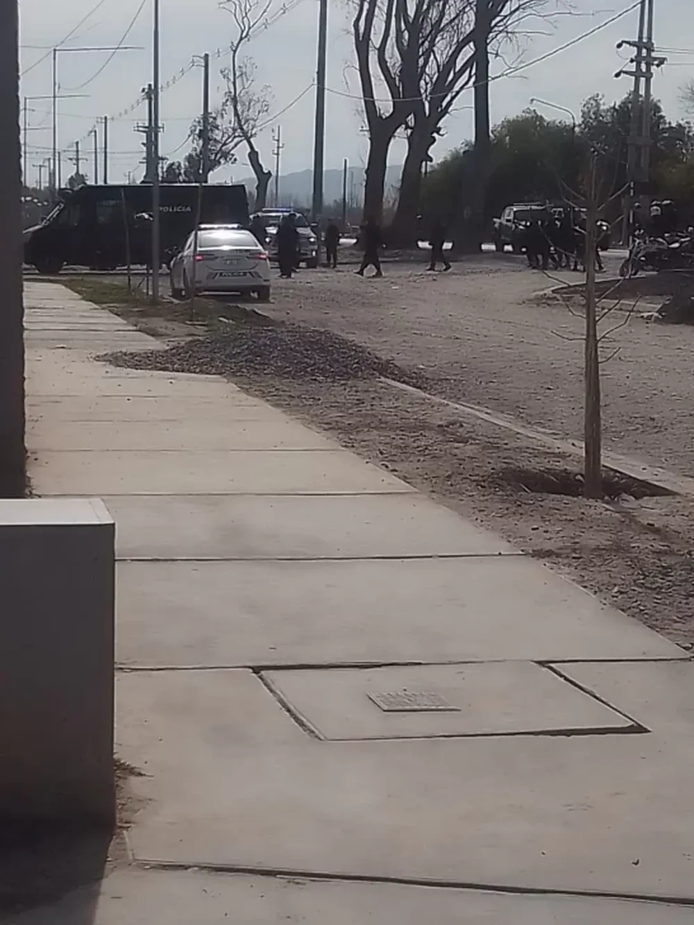 [VIDEOS] Batalla campal entre bandas y enfrentamiento con la policía en un barrio “caliente”