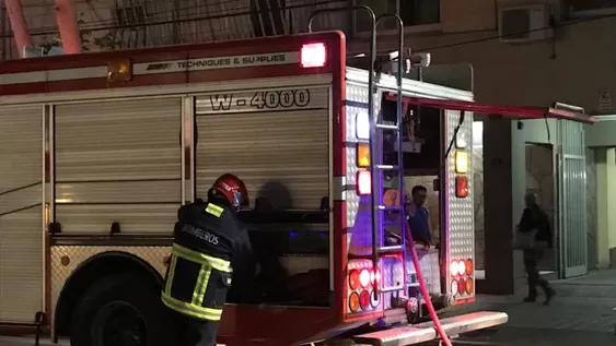 Revuelo en pleno centro por el incendio en la terraza de un edificio