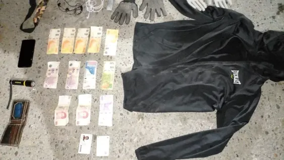 Dejan un auto estacionado, rompen una puerta y roban en una casa: tres detenidos