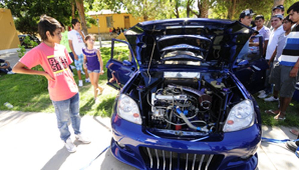 Los fierreros disfrutaron de los autos tuning en el Predio Ferial