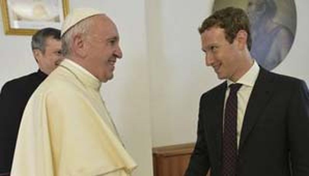 El llamativo regalo que le dio el creador de Facebook al Papa