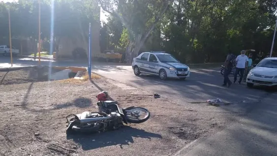 Iba en moto, fue embestido por una camioneta y está grave