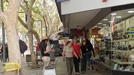 Viernes no laborable en San Juan: menos gente en el microcentro, pero los comercios abrieron con normalidad