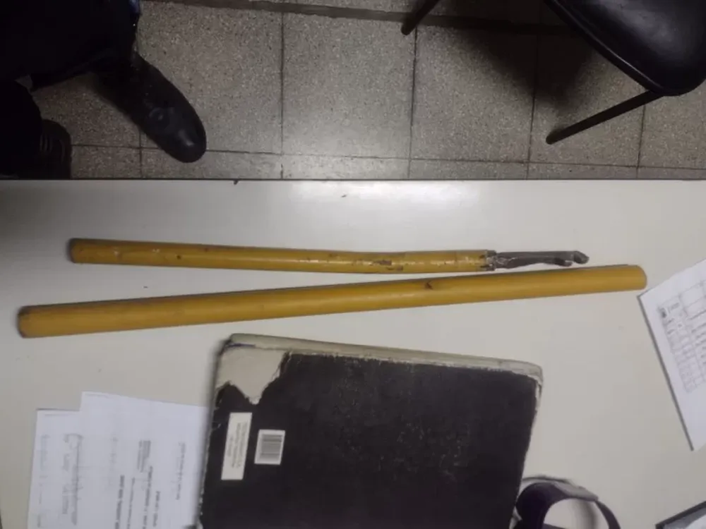 Intentaban entrar a un domicilio, los pescó la policía  y quedan detenidos por llevar marihuana