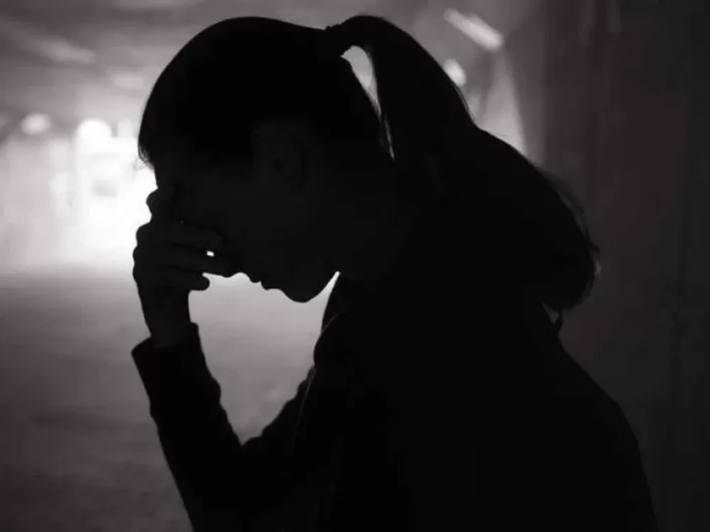 Ya no vivían juntos: atacó a su ex pareja en el dormitorio y no la ahorcó por los gritos de su hija