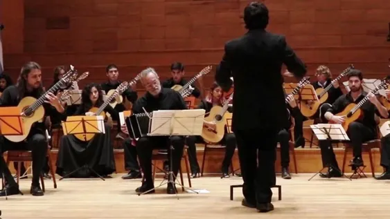 LA ORQUESTA DE GUITARRAS dirigida por el profesor Iván Amorós.