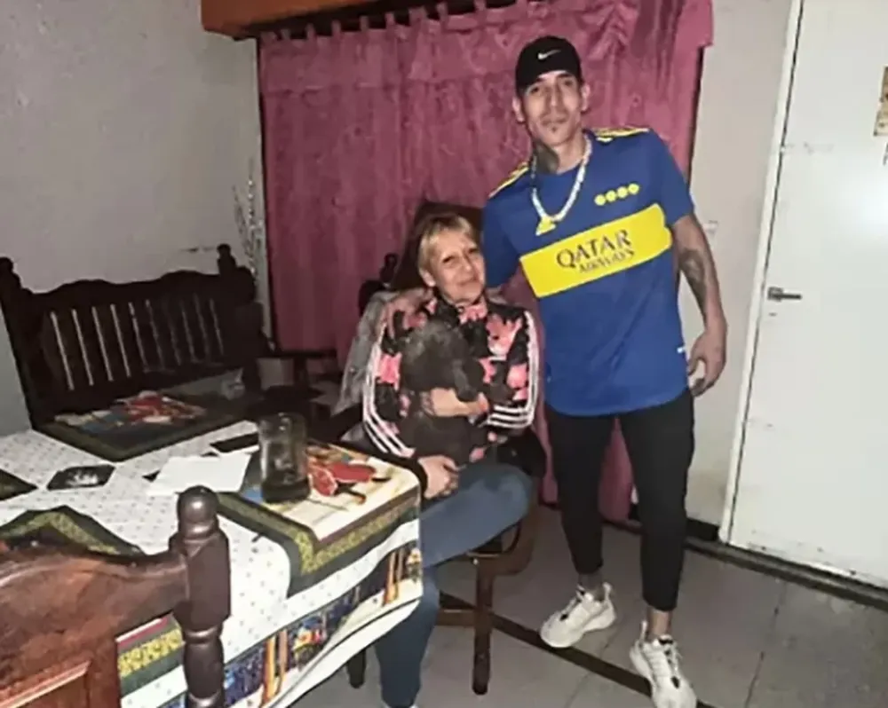 Cigarrillo, cerveza y foto con la camiseta de Boca: así fue la reaparición de Ricardo Centurión