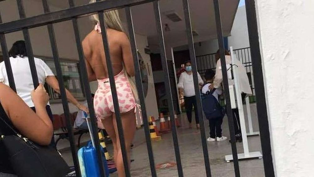 Escracharon en las redes a una mujer que fue en malla al colegio de su hijo