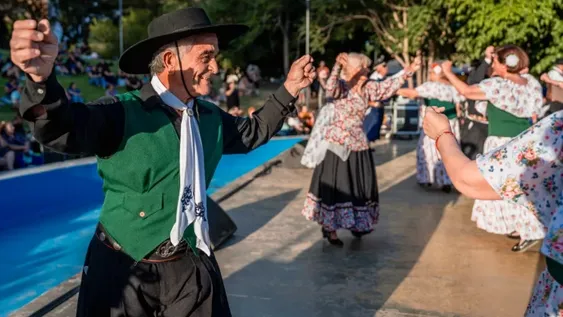 El taller de Folclore es una de las propuestas del Ministerio de Familia para personas mayores.