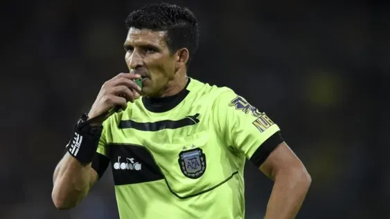 El árbitro Merlos le respondió al técnico