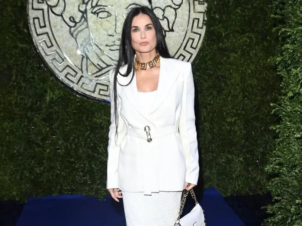 Demi Moore impactó con un escote en su llegada a la Semana de la Moda de París