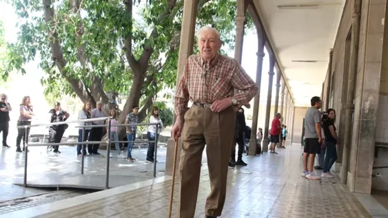 Eduardo Vargas tiene 93 años y disfruta ir a votar.