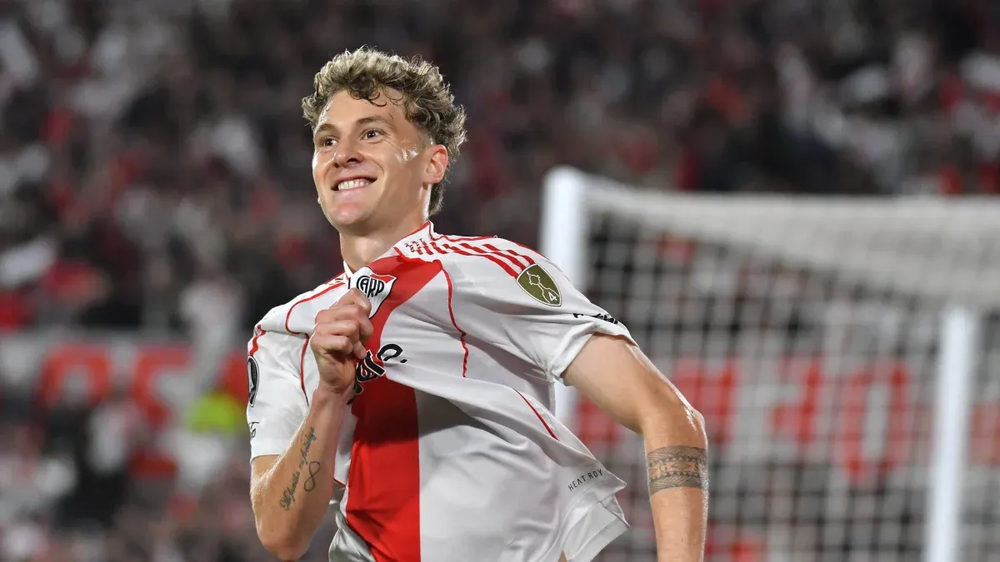 Facundo Colidio celebrando un gol con la camiseta de River.