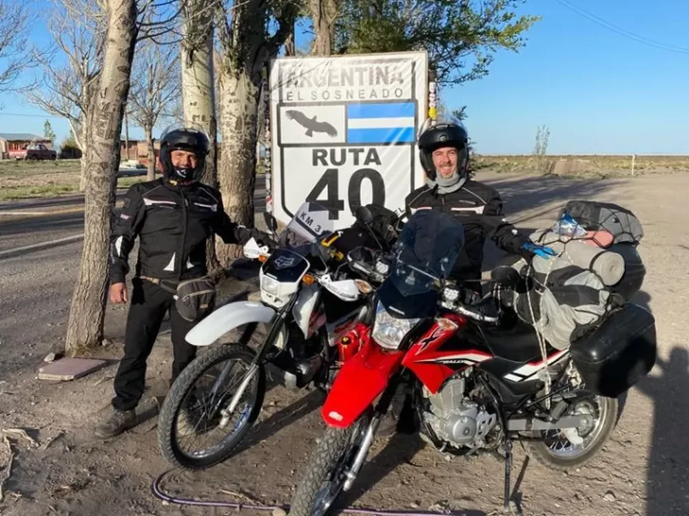 La aventura de dos bohemios que con su primera moto viven el sueño de recorrer la Ruta 40