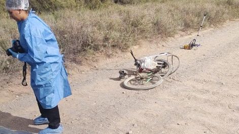 Un ciclista chocó con una moto y perdió la vida