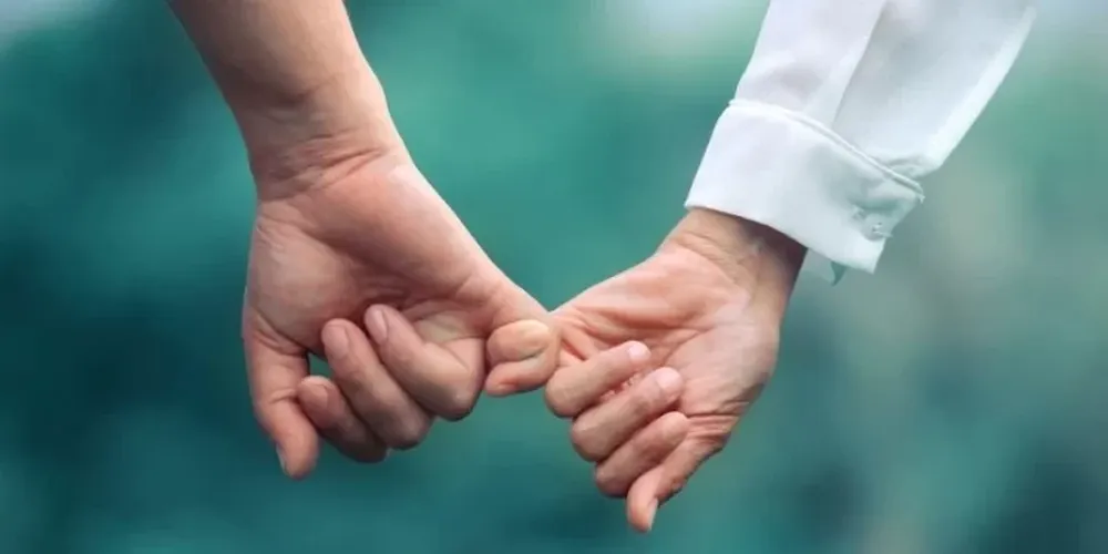 La lealtad se parece a una mano firme en medio de la tormenta que sostiene, advierte y orienta.