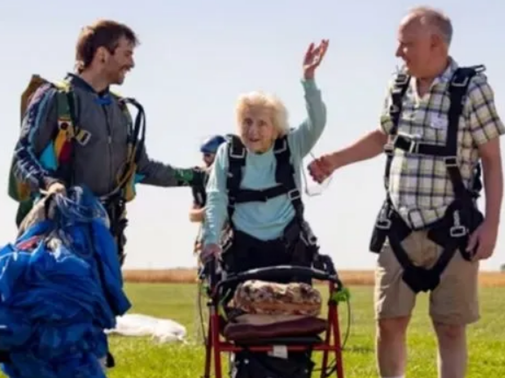Tiene 104 años y se convirtió en la mujer más longeva en lanzarse en paracaídas
