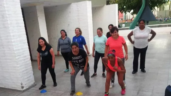 Actividad física gratis para adultos que esperan a sus hijos mientras entrenan