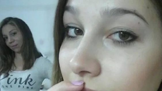 Julieta Nair Calvo metió “full beboteo” con una microbikini que tapa poco
