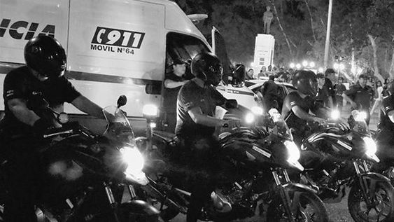 Dos policías realizaban una procedimiento en moto, chocaron y los hospitalizaron