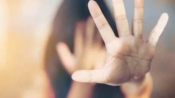 Un violento agredió a su pareja y luego golpeó en el rostro a su suegra